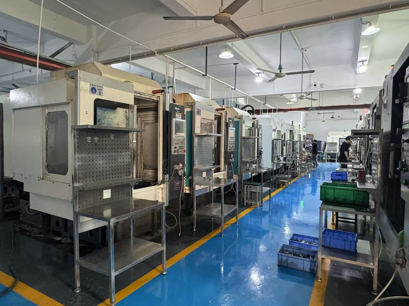 EKINSUN CNC machining workshop floor Guangdong — multiple CNC machining centers running production