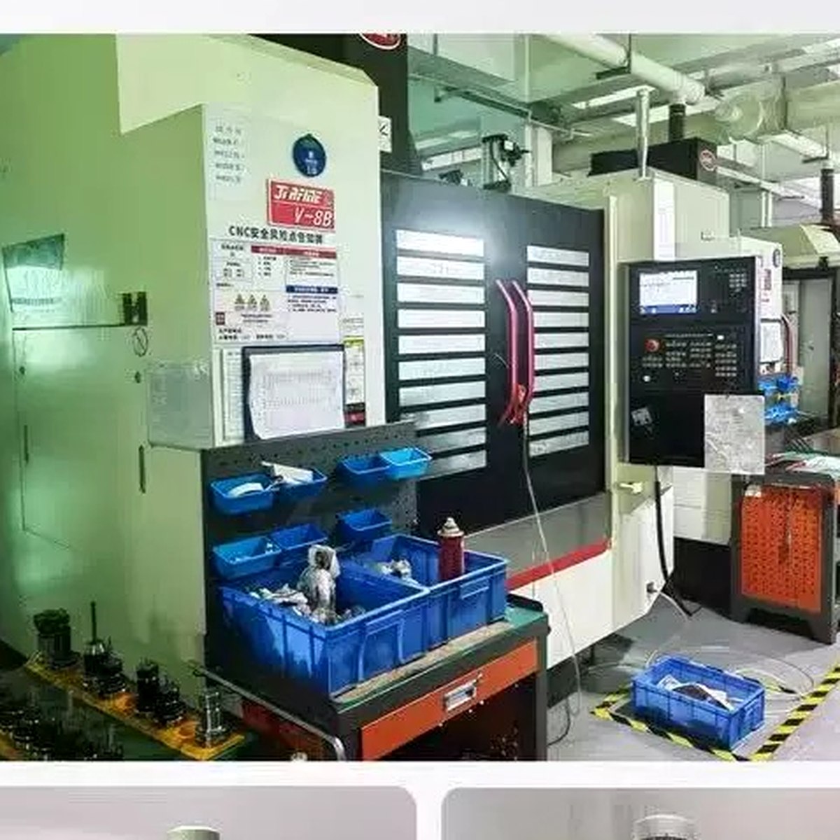 EKINSUN machinist operating CNC milling machine — Guangdong factory production